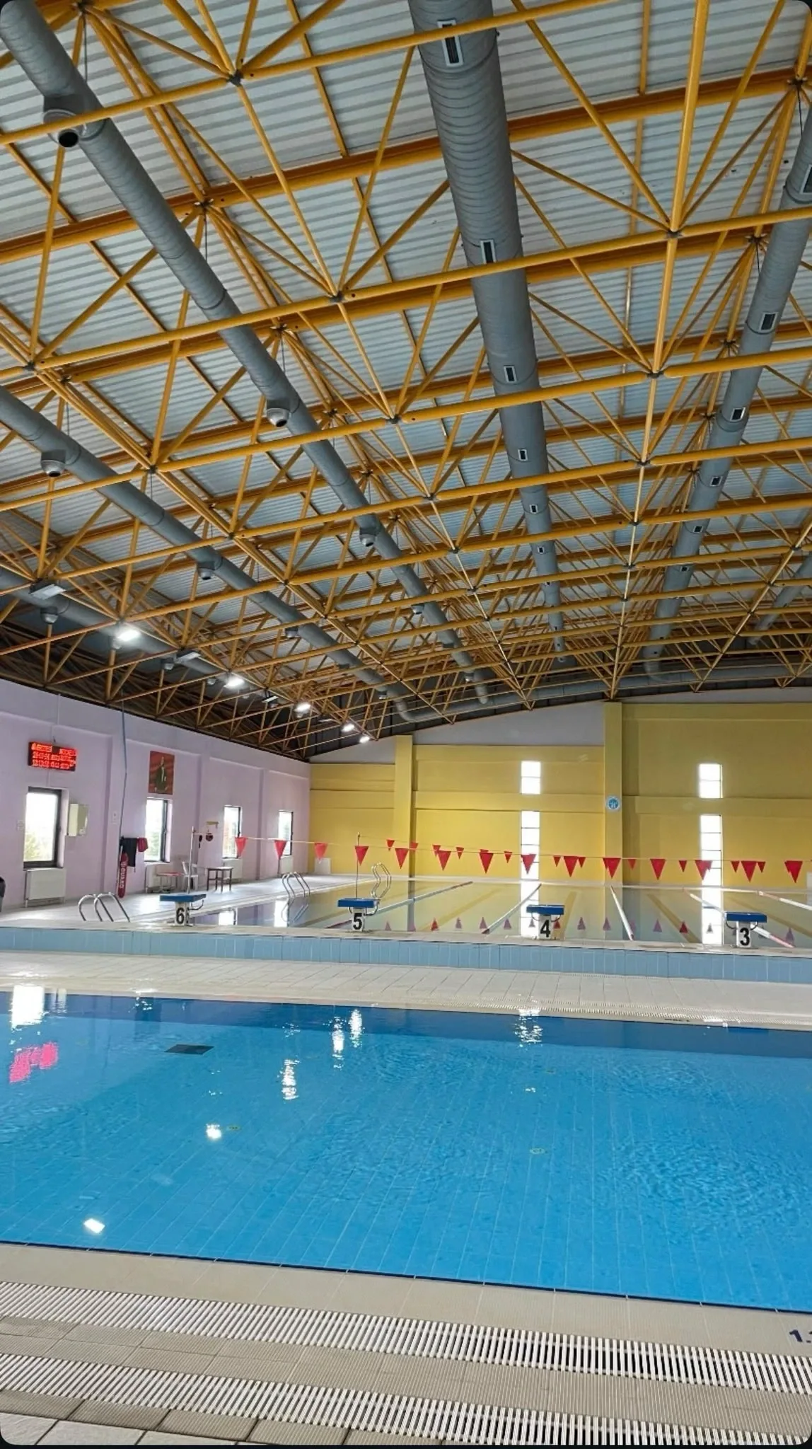 Cankurtaranlık ve su güvenliği alanını temsil eden kapalı yüzme havuzu