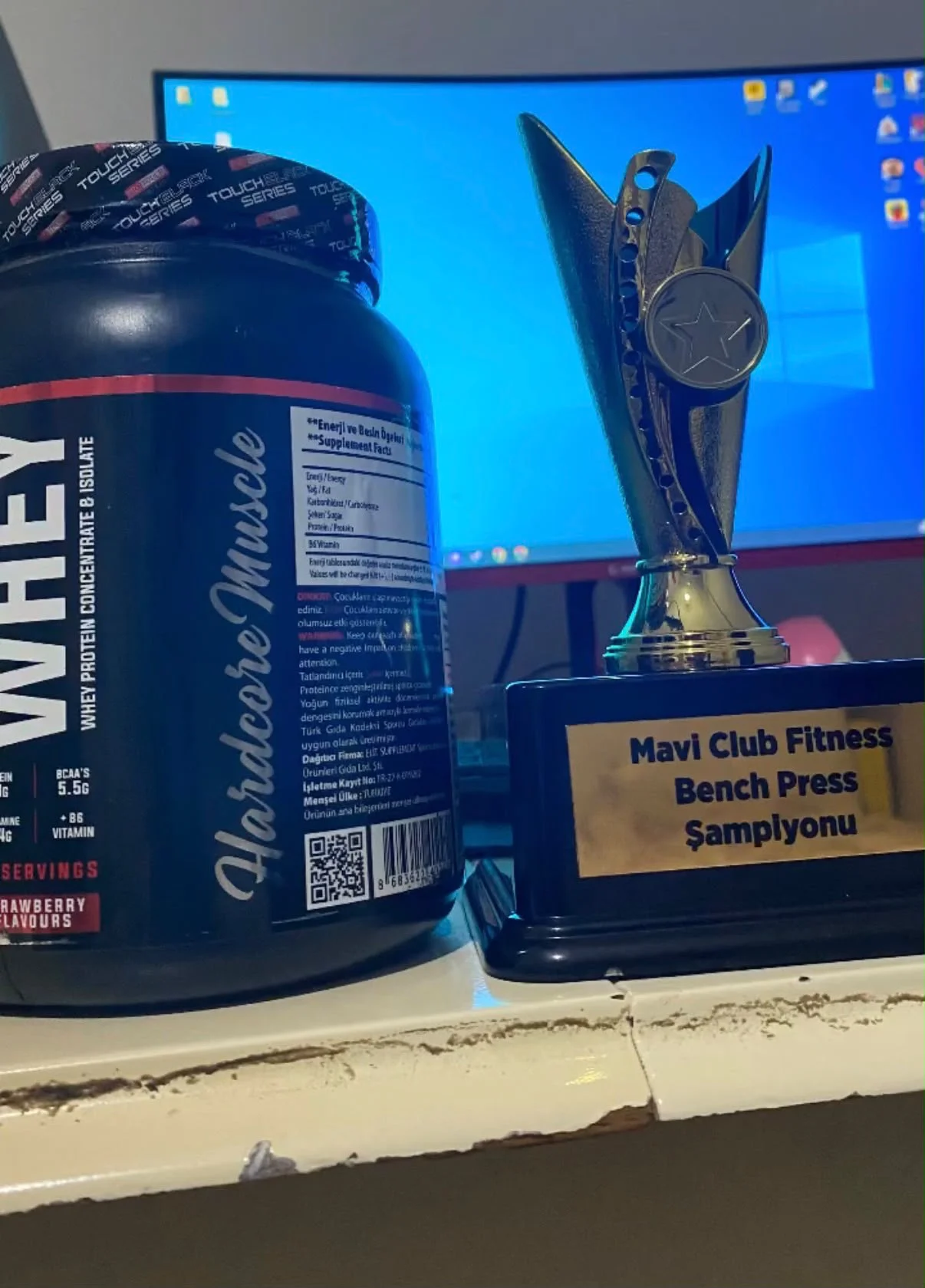 Üzerinde Mavi Club Fitness Bench Press Şampiyonu yazan kupa