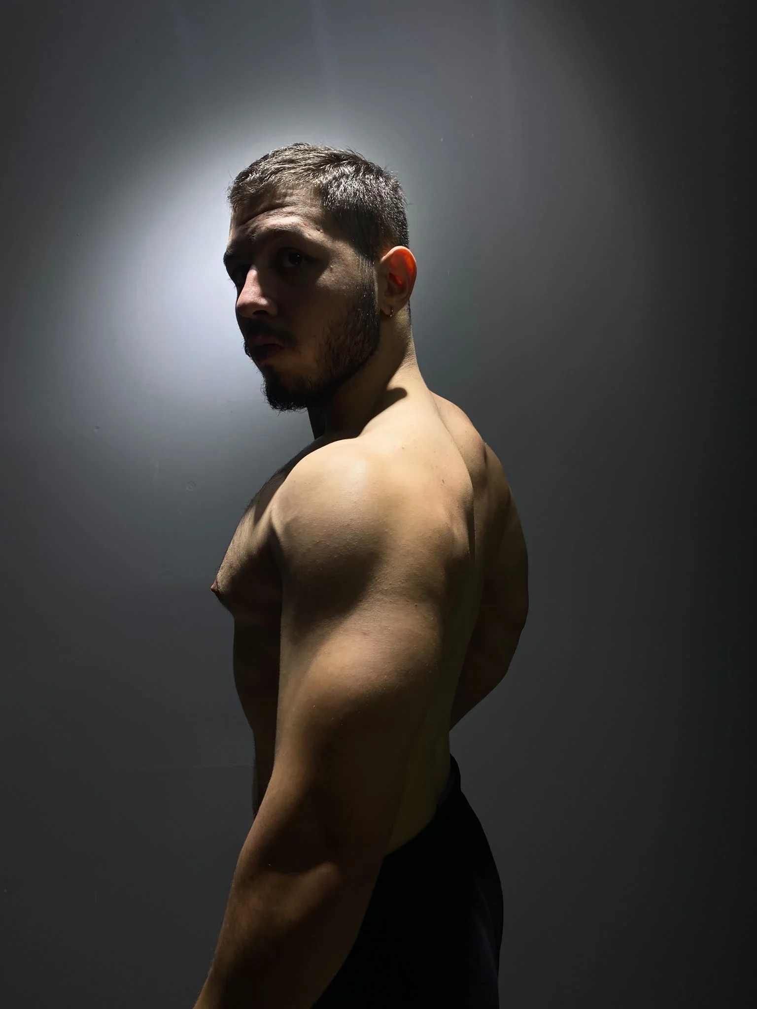 Üzerinde Mavi Club Fitness Bench Press Şampiyonu yazan kupa